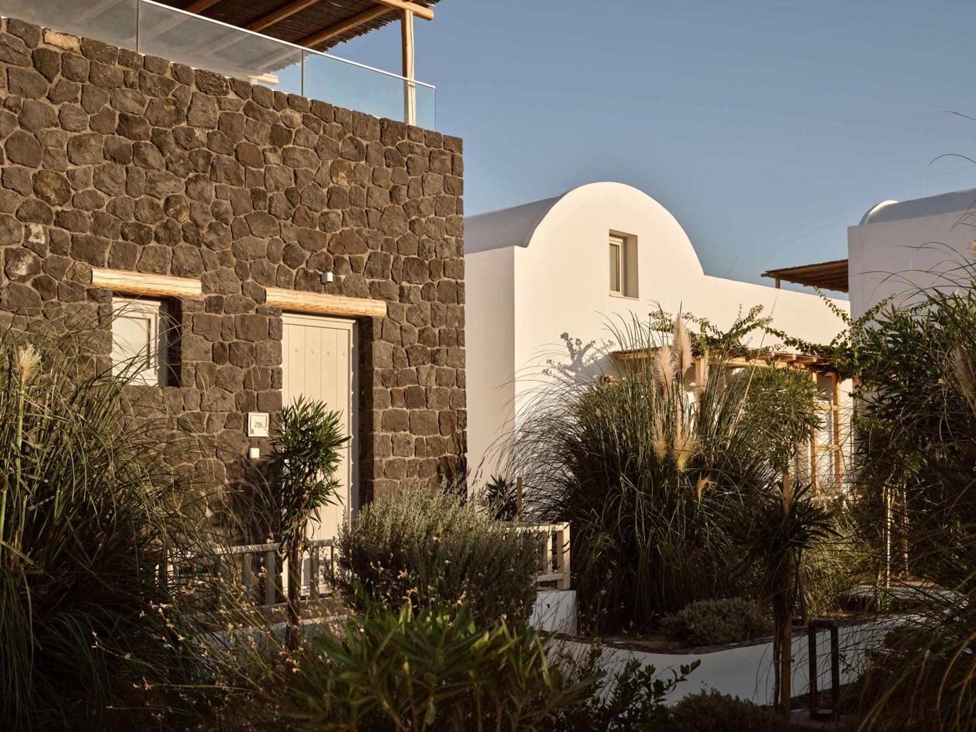Sea Breeze Santorini Beach Resort, Curio By Hilton Agios Georgios  Eksteriør billede