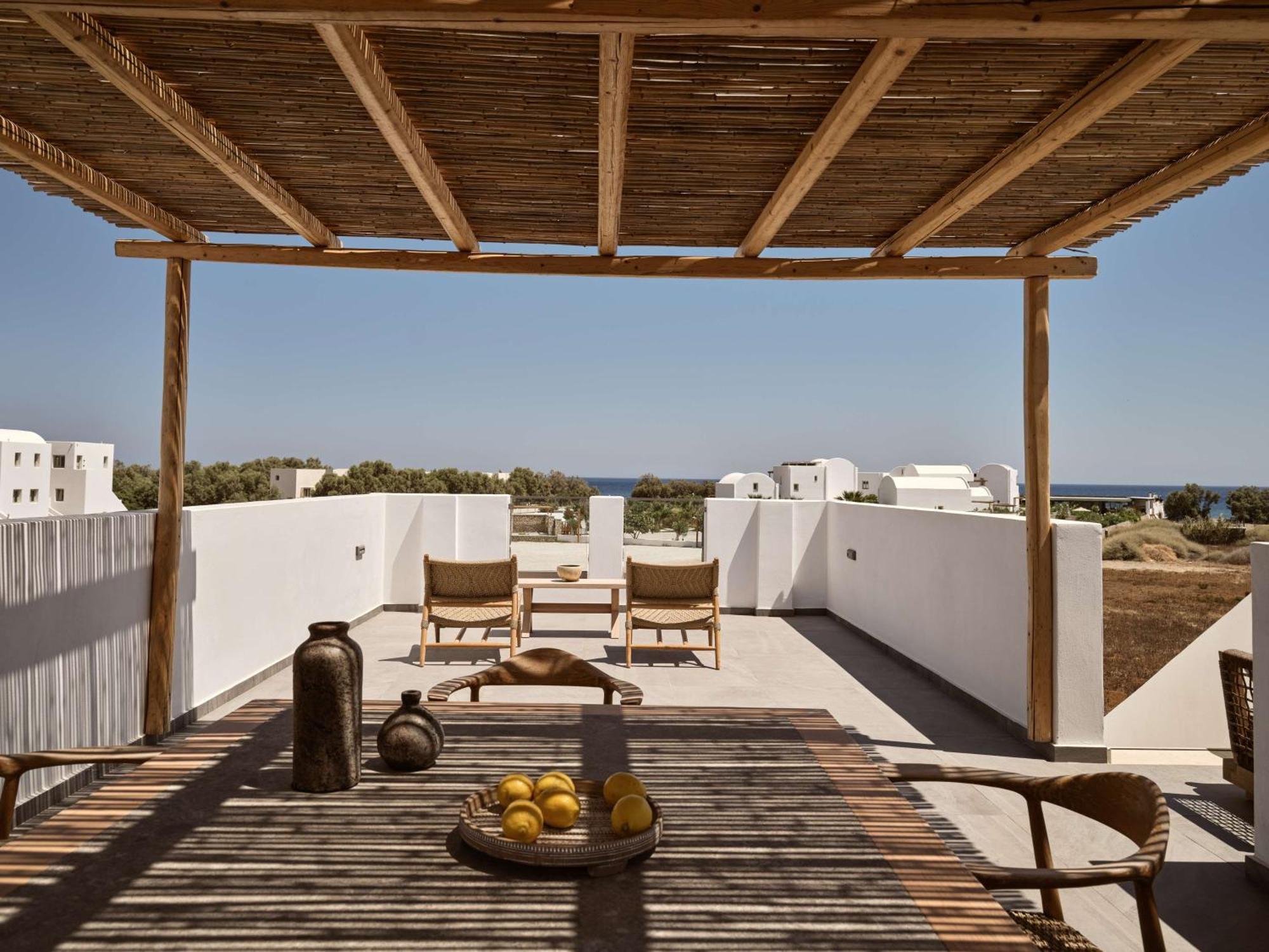 Sea Breeze Santorini Beach Resort, Curio By Hilton Agios Georgios  Eksteriør billede
